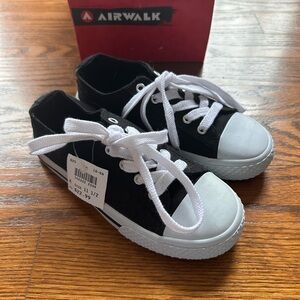 {Airwalk} Retro OX, Black and White Sneakers